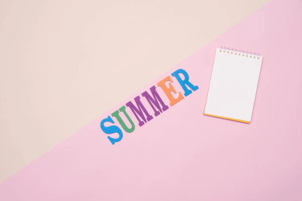 Slovo léto barevnými písmeny — Stock fotografie