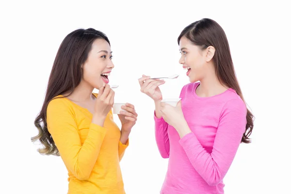Two women eating yogurt — Stock Photo, Image