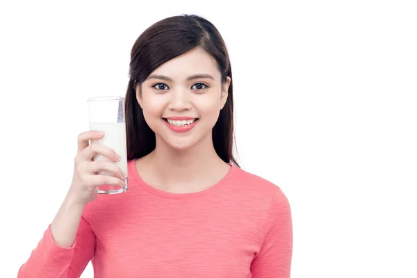 Жінка зі склянкою молока — стокове фото