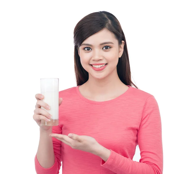 Дівчина показує на склянці молока — стокове фото
