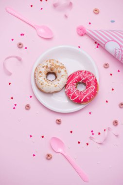 renkli donut ve parti malzeme 