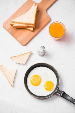 Tavada kızarmış yumurta. 