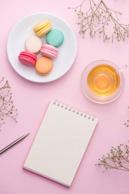 defter, kurabiye, çay ve çiçekler