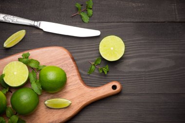 Kesme tahtası üzerinde taze limes 
