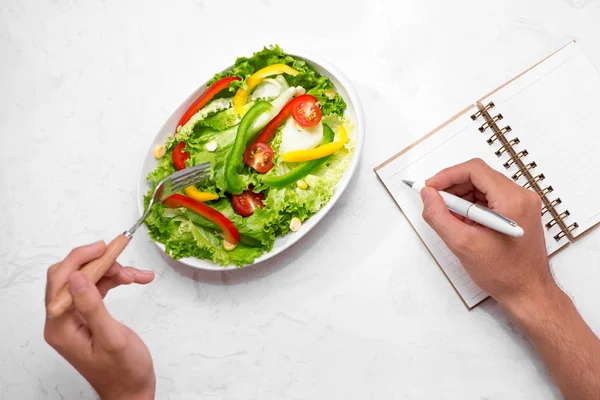 Otepad, penna e forchetta con insalata fresca — Foto Stock