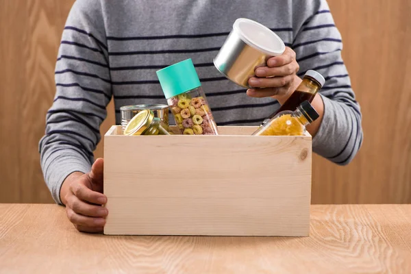 Voluntario poniendo alimentos en caja —  Fotos de Stock