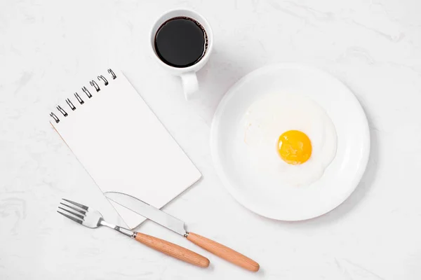 Breakfast with fried egg — Stock Photo, Image