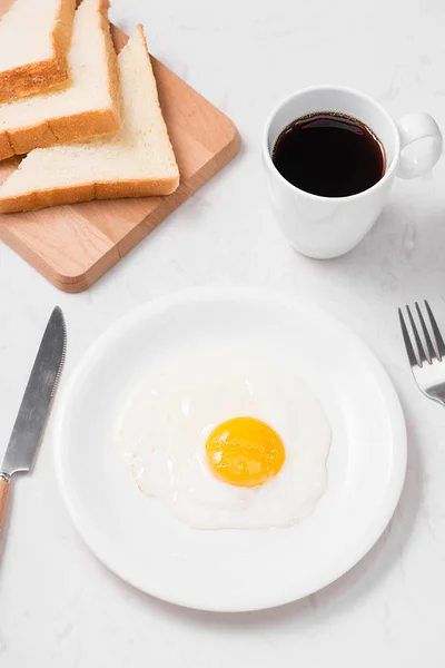 Breakfast with fried egg — Stock Photo, Image