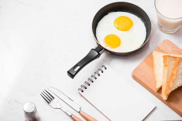 Huevos fritos, pan y leche — Foto de Stock