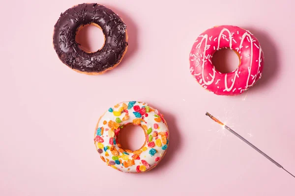 Donuts coloridos envidraçados — Fotografia de Stock