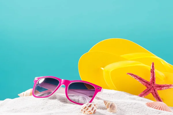 Chinelos amarelos e óculos de sol rosa — Fotografia de Stock