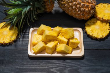 dilimlenmiş ve tüm ananas