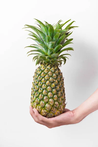 Ruční držení ananasu — Stock fotografie
