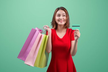 kredi kartı ve alışveriş torbaları ile kız