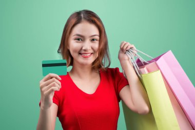 kredi kartı ve alışveriş torbaları ile kız