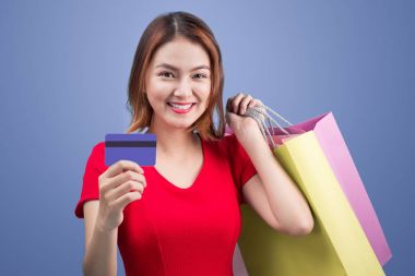kredi kartı ve alışveriş torbaları ile kız