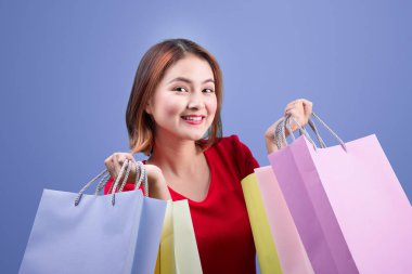 Alışveriş torbaları tutan kadın.