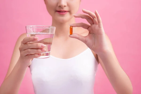 Молода жінка тримає таблетку — стокове фото