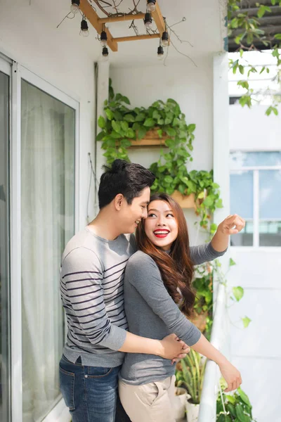 Casal abraçando na varanda — Fotografia de Stock