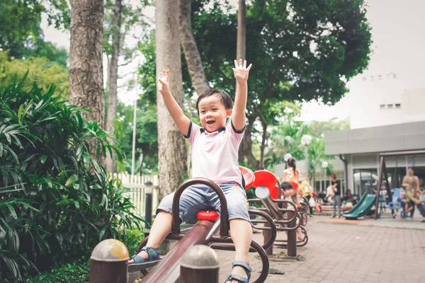 Liten pojke i park — Stockfoto