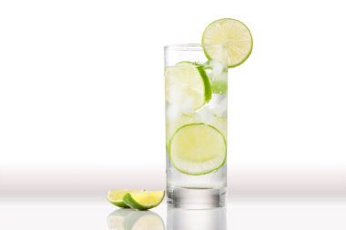 Bir bardak limonlu ve naneli su. 