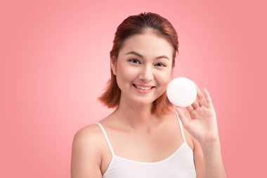 Genç Kadın Yüzüne Dokunuyor 