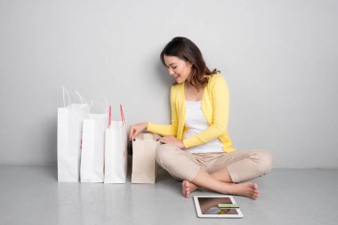 İnternetten alışveriş yapan kadın