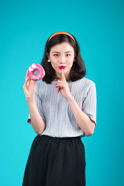 Asian girl holding pink donut — Stock Photo, Image