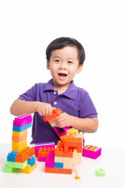 Çocuk çocuk legolarla oynuyor