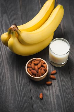 badem ve süt ile muz