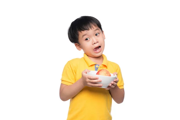 Niño pequeño sosteniendo bowl . — Foto de Stock