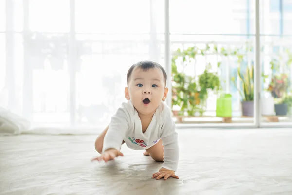Малышка ползает по полу — стоковое фото