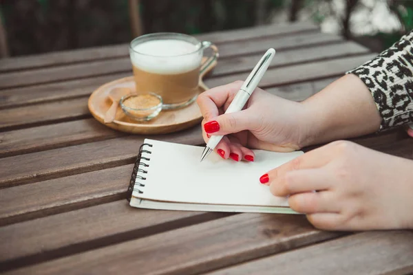 Manos femeninas escribiendo en el cuaderno — Foto de Stock