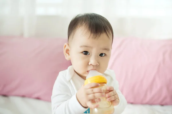 Bebê menina chupando leite — Fotografia de Stock