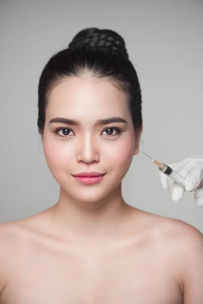 Mujer consiguiendo belleza facial inyección — Foto de Stock
