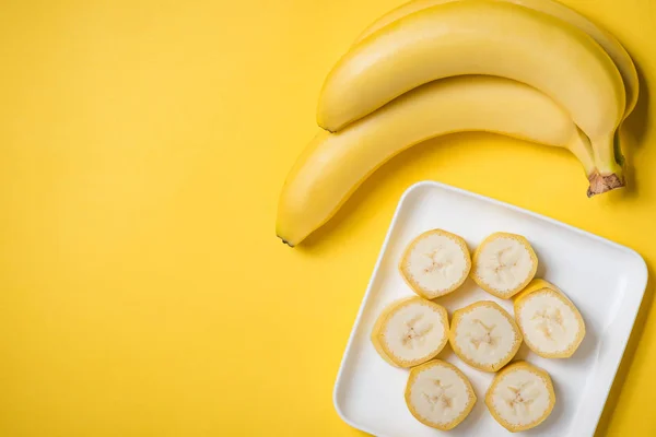 Racimo de plátanos y plátanos en rodajas —  Fotos de Stock
