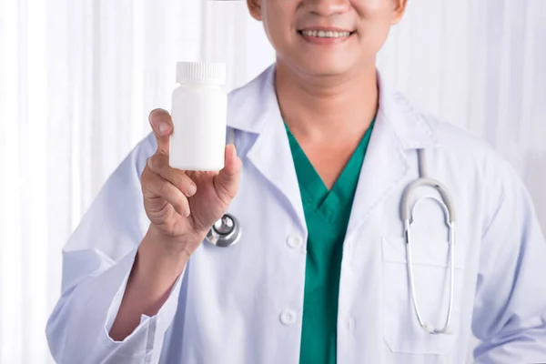 Mannelijke arts met een pot van capsules Stockafbeelding