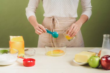 Pasta için hamur hazırlayan kadın.