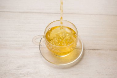 sıcak çay fincan içine dökme