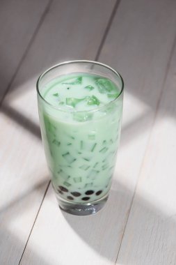 Süt çay buz küpleri ile