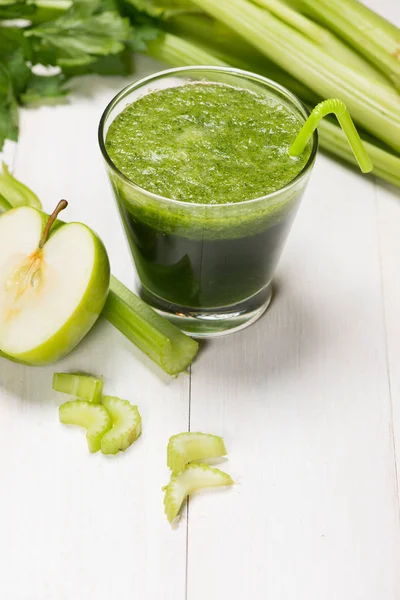 Batido verde e folhas de espinafre — Fotografia de Stock