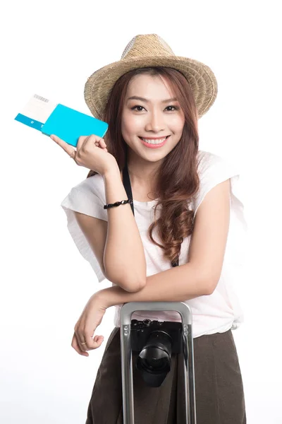 Chica joven con mochila, cámara y boleto — Foto de Stock