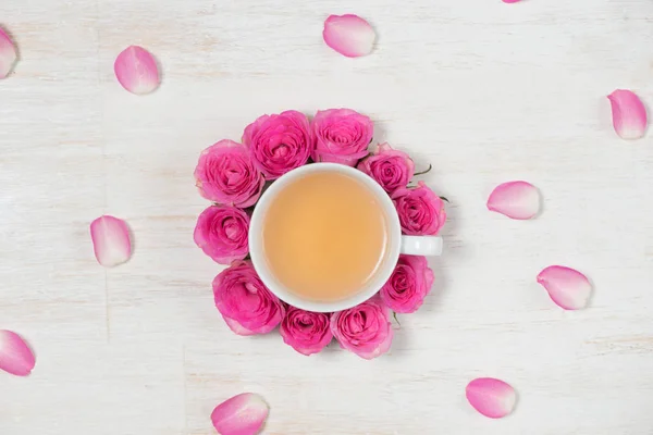 Teetasse und Rosenblätter — Stockfoto