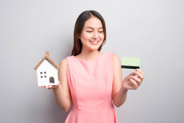  ev ve kredi kartı tutan kadın.
