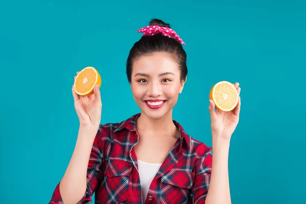 Gadis memegang irisan oranye — Stok Foto