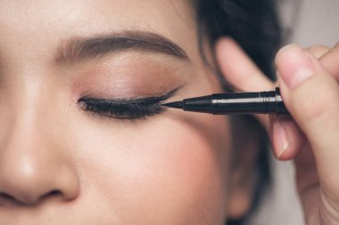 göz kapağı için siyah eyeliner dokunmadan kız 