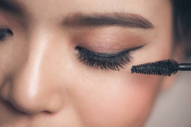 göz kapağı için siyah eyeliner dokunmadan kız 