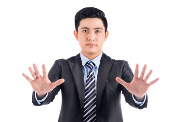 Siyah takım elbiseli adam. 