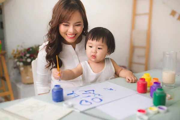 Mother and daughter together paint — Stock Photo, Image