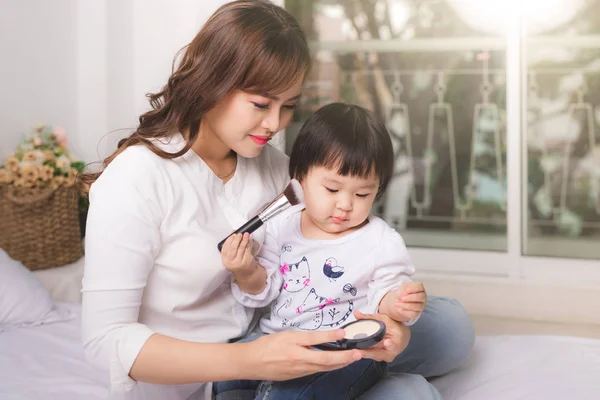 Niña sentada con la madre — Foto de Stock